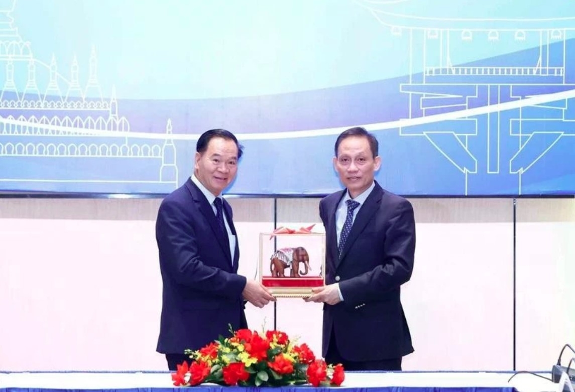 Party offices of Vietnam, Laos strengthen cooperation